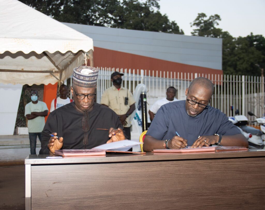 Signature-de-convention-2048x1624